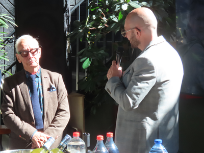 912953 Afbeelding van wijkwethouder Dennis de Vries die de directeur van het Museum van Zuilen, Wim van Scharenburg, ...